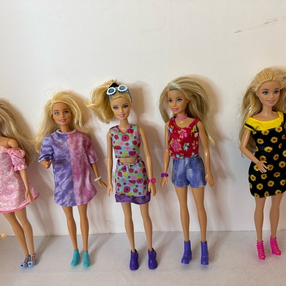 Five Blonde Barbies with all NEW outfits and accessories and storage bags! - Picture 2 of 16